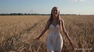 美丽的微笑的年轻女子在白色的连衣裙放松在金色的麦田在夏天的<strong>蓝</strong>天下可爱的金发